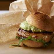 柔らかなバンズの中に焼き立てのフォアグラをサンド。アボカドディップと大葉・照り焼きソース、アクセントのわさびなど絶妙なバランスに仕上げられた人気のミニバーガーです。