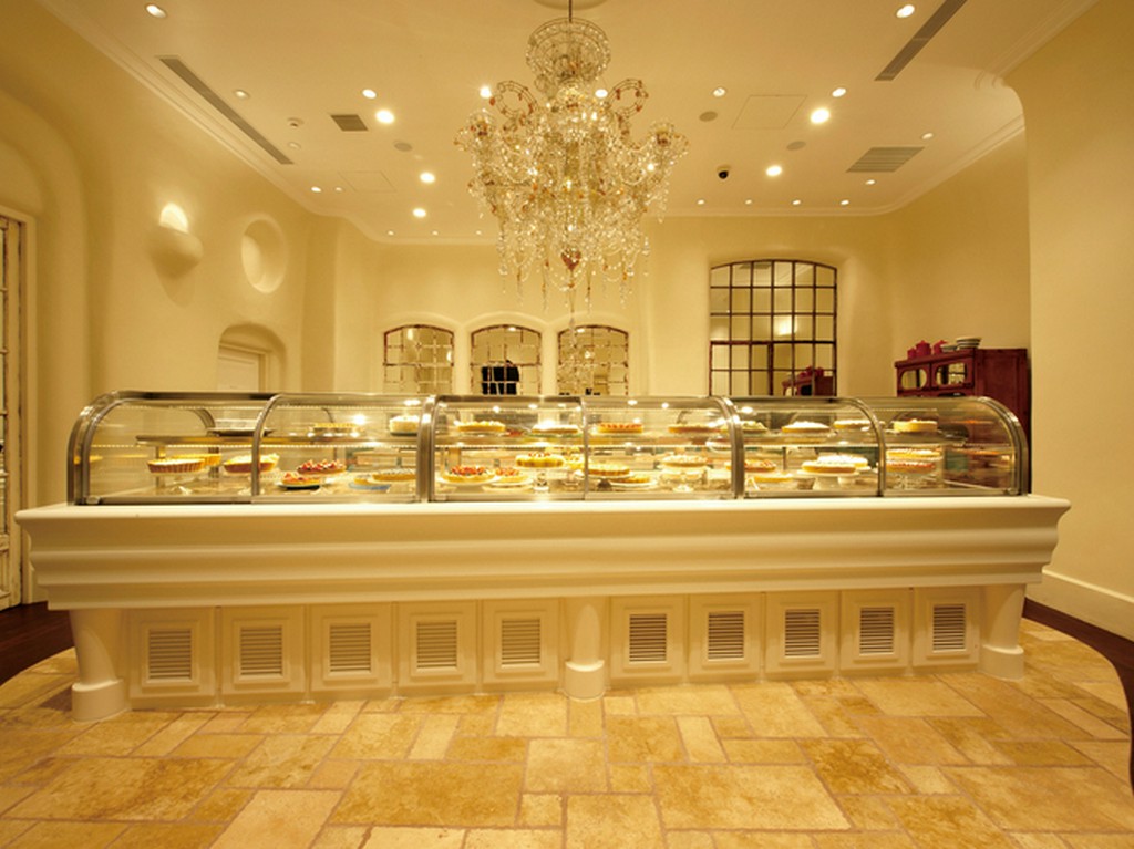 色とりどりで華やかな、フルーツタルトのショーケース