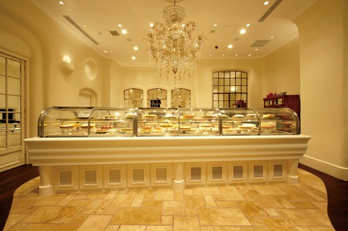 色とりどりで華やかな、フルーツタルトのショーケース