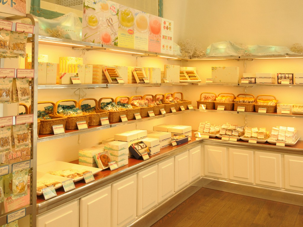 入口右手には、焼き菓子や贈答品のコーナーもあります　