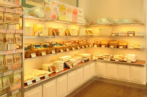 入口右手には、焼き菓子や贈答品のコーナーもあります　