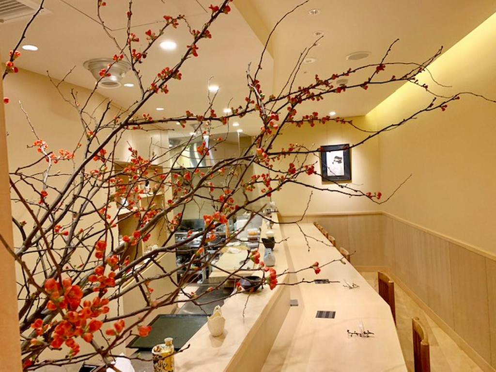 季節を感じるカウンターの設えはおもてなしのあらわれ