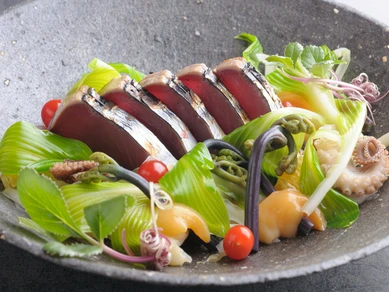 初鰹の旨みを存分に味わう『鰹のたたき初夏の彩り』