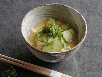 季節の食材を加えてつくる宮崎名物『冷や汁』
