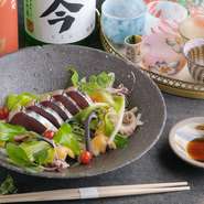 日本酒を楽しむお猪口は旅行や個展などで買い付けたお気に入り。アンティークのバカラや切子もあります。
