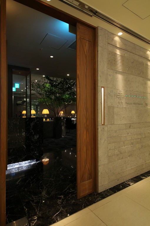 重厚感あふれるエントランス