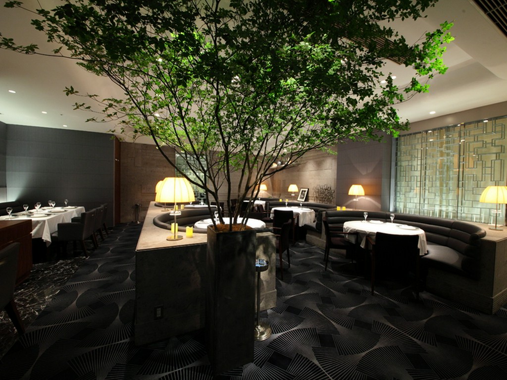 モダンと自然が融合したメインダイニング