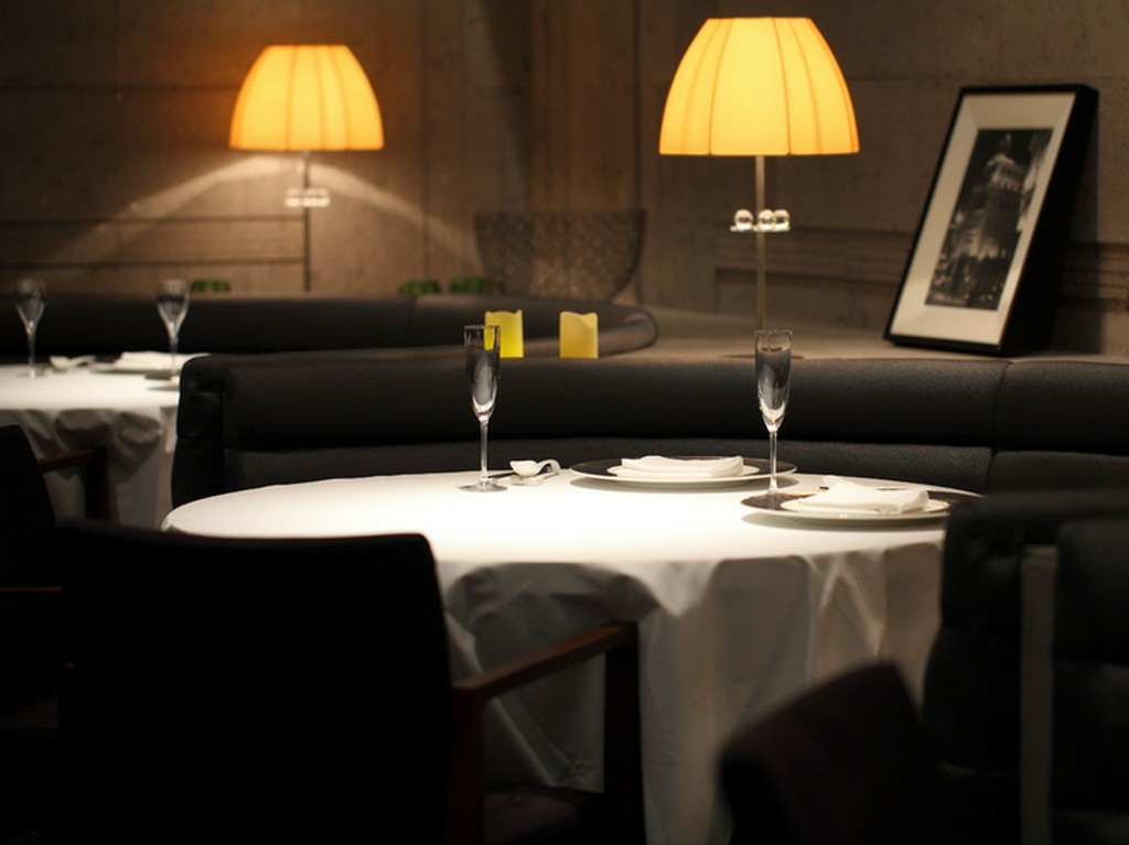 ゆったりとくつろぎながら食事が楽しめるソファ席