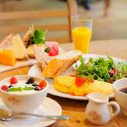 ハード系のオーガニックパンでつくるタルティーヌや種類豊富なオムレツなど、リッチな朝デートをしたい時に最適。ジャムやペーストは好きなものを好きなだけ楽しむことができます。

