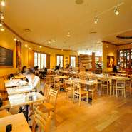 店内の内装は世界共通。廃材や再生木材を使用し、専門のデザイナーがデザインしています。塗り壁もフランスから職人を呼んで技術を伝授し、日本の職人さんがそれをもとにして、温もりのある壁に仕上げてあります。