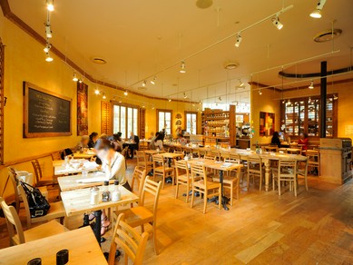 内装やデザインはオシャレで開放的な各国共通デザインです