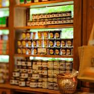 オーガニックのジャムは店内で食べ比べることができます。食事をしながら味見をし、気に入ったジャムやペーストは店頭のコーナーで購入をすることもできます。