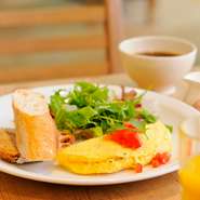 『ハムとグリエルチーズ』では良質な卵を2個使用。オーダーを受けてからつくるので常にできたてを楽しむことができます。パンとオレンジジュース又はコーヒーがついてきます。