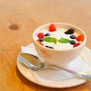 朝食にぴったりの美によいヨーグルトボウル。上からイタリア産アカシアのハチミツをかけてどうぞ。