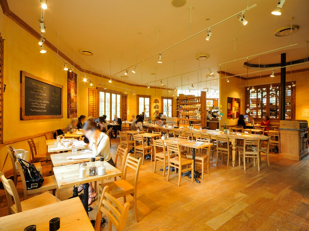 解放感のあるオシャレな店内