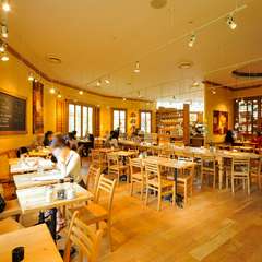 解放感のあるオシャレな店内