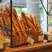 午前中に来るとパンをつくる職人の姿を見ることが出来ます。
