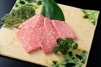 ザブトンと呼ばれる部位で、芸術的な霜降りでとても柔らかな口当たりが印象的なお肉。