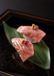 豊潤な旨味の和牛大トロカルビを丹念に炙り寿司に仕上げました