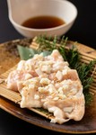 上質な脂の上ホルモンを刻みニンニクと塩コショウで味付けしました。香味野菜たっぷりの洗いだれで、さっぱりとお召し上がりください。