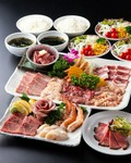 上質なお肉を加え、豊かな美味しさをプラス。人気のセットをさらに進化させてお届けします！
２名様用/9240円 ３名様用/13860円 ４名様用/18370円
※サラダバー付/ご飯のおかわり無料