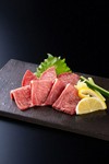 新鮮なタンの上質な旨味と甘み。鮮度の高さが物語る絶品の味わい。特製の生姜醤油でどうぞ。