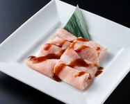 焼いてみると意外とさっぱりとした味わいのトントロを特製だれと一緒にどうぞ。