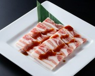 豚肉の脂の旨味を一段と引き立てる特製だれで焼き上げてお召し上がりください。