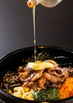 軽く炙ったカルビをのせた肉の大好きなお客様の石焼。
ハーフサイズ990円