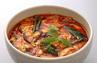 ピリ辛
鶏ガラをじっくり煮込んだスープに赤唐辛子をふんだんに入れた辛口雑炊。