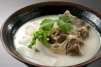 テールをじっくりと炊き込んでコクのあるスープに仕上げ、ご飯を入れた韓流雑炊。