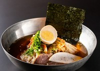 創業以来、伝承の味を大切に守り続けたこだわりが息づく永遠のロングセラー。
大盛/1133円 小盛/858円