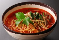 大人気商品!
辛口
鶏ガラをじっくり煮込んだスープに赤唐辛子をふんだんに入れたコクのある辛口ラーメン。