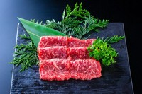 適度なサシと、赤身の濃厚な旨味が楽しめる人気の赤身肉。上質なる味わいです。