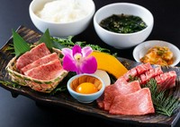 世界最高峰品質の松阪牛が御膳になって登場。お昼から松阪を贅沢にご堪能下さいませ。