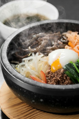 熱々がたまらない亜李蘭特製『石焼ビビンバ』