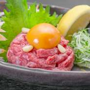 新鮮な黒毛和牛でお届けするユッケ。 濃厚な卵黄がからまって、まろやかな肉本来の味わいが広がります。