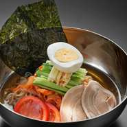 鰹と昆布からしっかり出汁をとってスープをつくっているので、口に入れた瞬間、辛味や酸味よりも和風の出汁がふんわり香ります。スープに負けないように、そば粉を使ったオリジナルの麺とともにどうぞ。