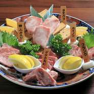 広大な環境の中で厳選した飼料を与えながら、ストレスを与えないように自然のまま育てています。お肉の本来の弾力や、脂の甘みをを楽しんでいただきたいので、シンプルな味付けでお召し上がりください。