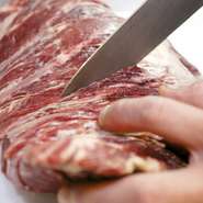 お肉は、注文が入ってから一枚ずつ手作業でスライス。瑞々しさを保つためには欠かせませんが、お客さまをお待たせしないように心がけています。最後の盛り付け時には、料理を美しく魅せることを忘れません。