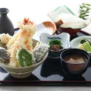 海老・季節の野菜の天ぷら、大根おろし、小鉢、お吸い物

平日月～木曜までのランチタイム限定メニューです