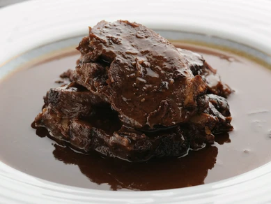 柔らかな『牛ホホ肉の煮込み－イタリア産赤ワインのソース－』