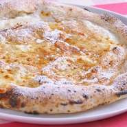 めずらしい甘いピッツァ！ハチミツ、シナモンを使った甘いピッツァは、デザートに1枚を何人かでシェアして食べるのがおススメです。（モッツァレラチーズ、カッテージチーズ、ハチミツ、シナモン）