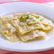 パスタに肉、野菜、チーズを詰めて茹でた『ラビオリ』は、イタリアではポピュラーな家庭料理の1つです。