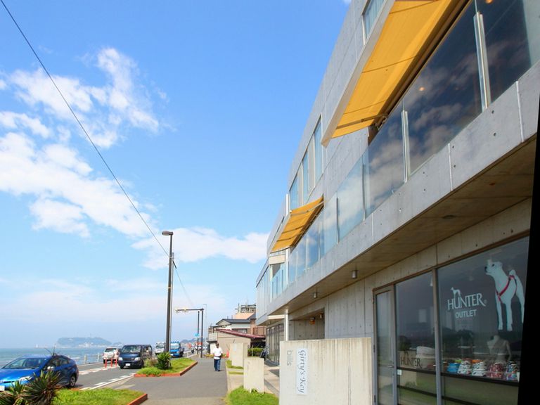 食後は海辺でリラックスしたひととき