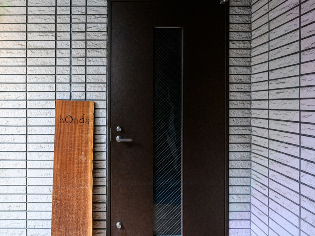 麻布十番の路地裏にあるビル2階にひっそりと佇む