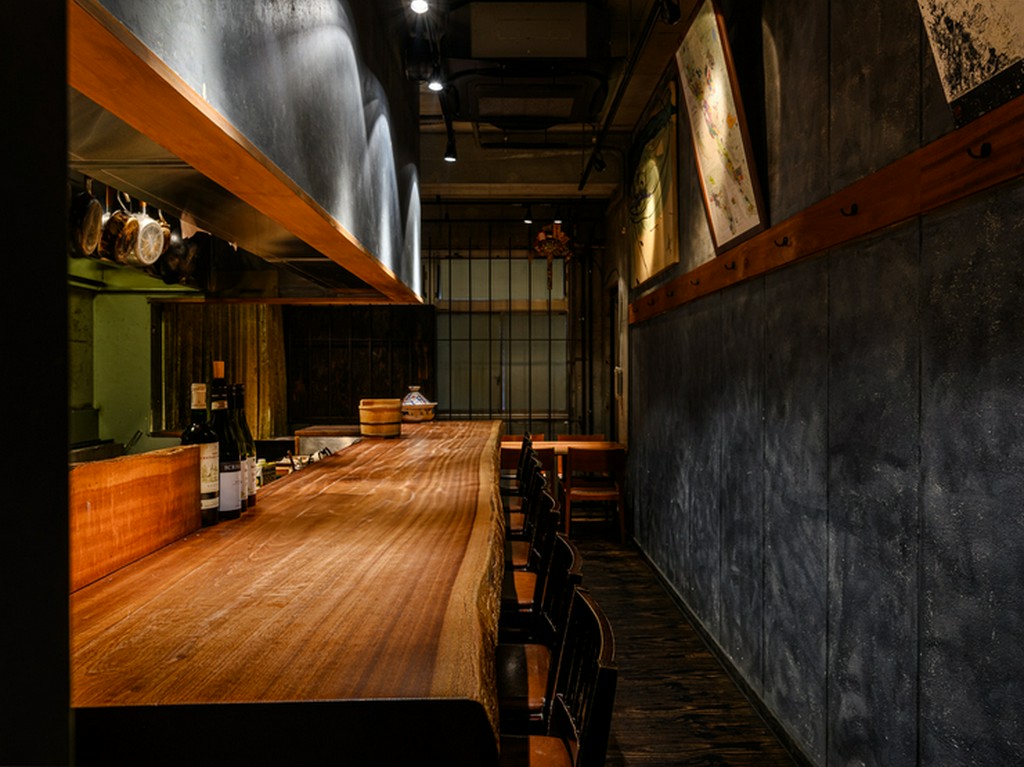 幅広いシーンで利用できる、存在感あふれるカウンター席