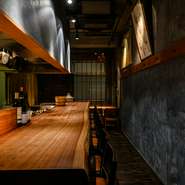 一枚板のカウンター席が設けられており、一人でゆったり過ごしたい方はもちろん、デートにもぴったりです。カウンター席ならではの開放感と、目の前で調理されるライブ感を味わえます。