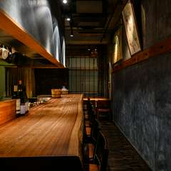 幅広いシーンで利用できる、存在感あふれるカウンター席