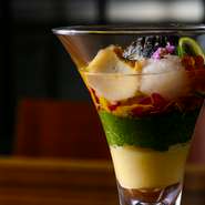 秋茄子は葛餅にすることでもっちり食感を楽しめ、風味豊かな秋刀魚は絶妙なアクセントに。季節の食材をさまざまな調理方法で取り入れ、一口ごとに多彩な旨みが広がります。
※季節によって変更、毎月変わります